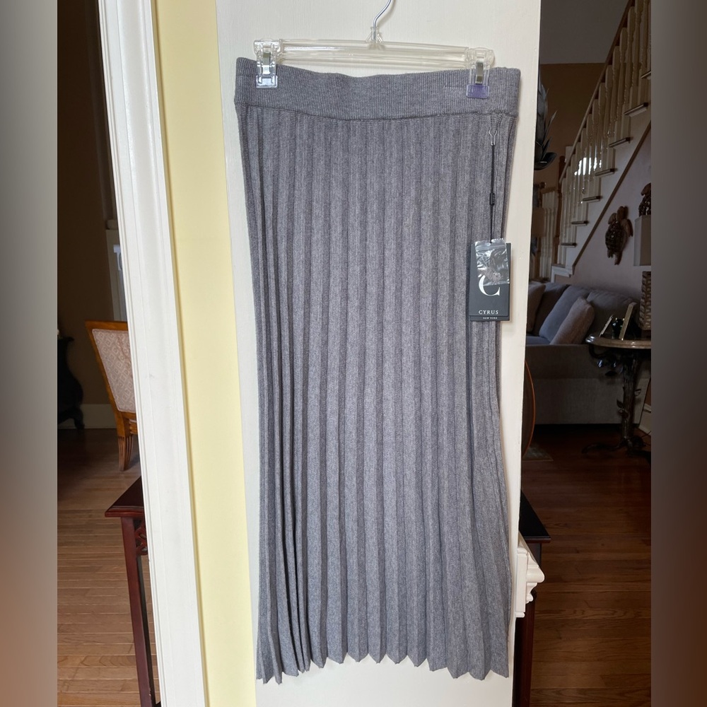 New with tag Cyrus gray pleated midi skirt sz XS